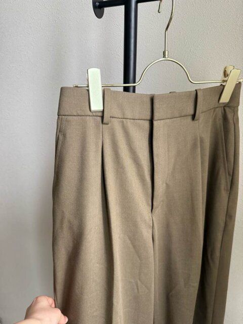 ユニクロ タックワイドパンツ OLIVE ハイウエストのワイドシルエット