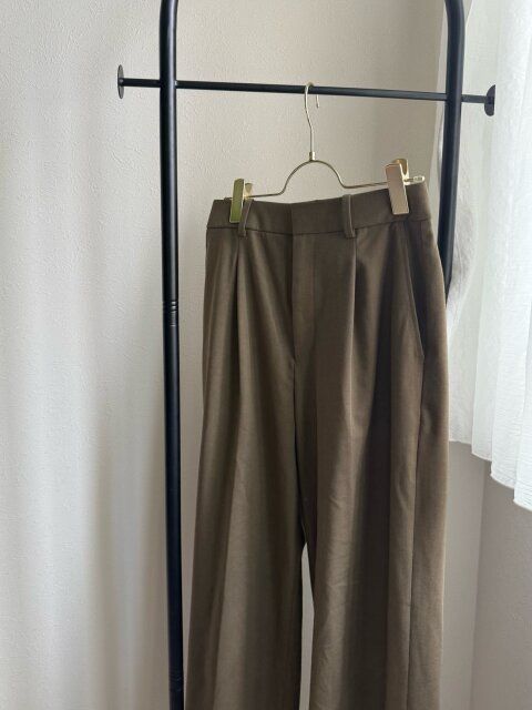 ユニクロ タックワイドパンツ OLIVE