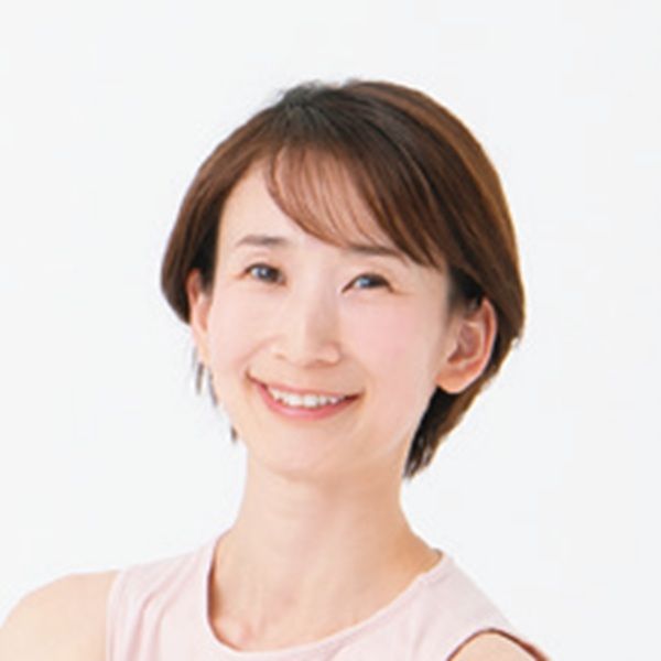 中村優希さん。アロマヨガインストラクター。「足もみセラピーヨガ」を考案。「自分を大切にする」をコンセプトにオンラインヨガサロンを主宰。インスタグラム（@yuki.nakamura.yoga）やYouTubeで発信も行う。