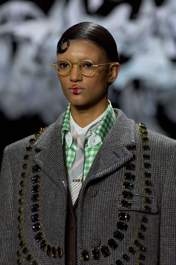 トム ブラウン 2025-26年秋冬コレクションより。