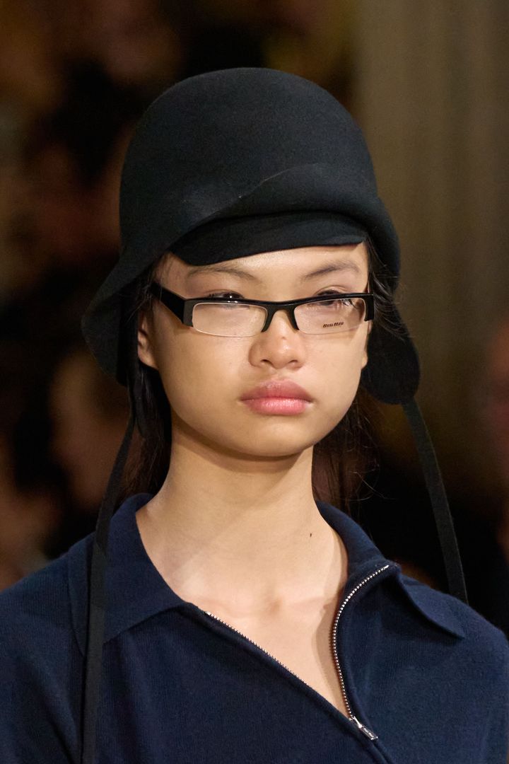 ミュウミュウ 2025-26年秋冬コレクションより。