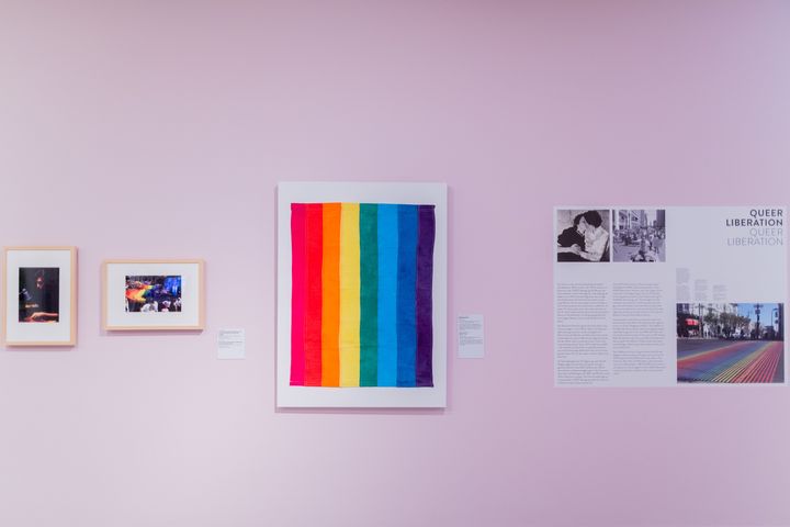 ギルバート・ベイカーが描いたレインボーフラッグ。2019年、ドイツのボンで行われたエキシビションにて。Photo_ Rolf Vennenbernd / picture alliance via Getty Images