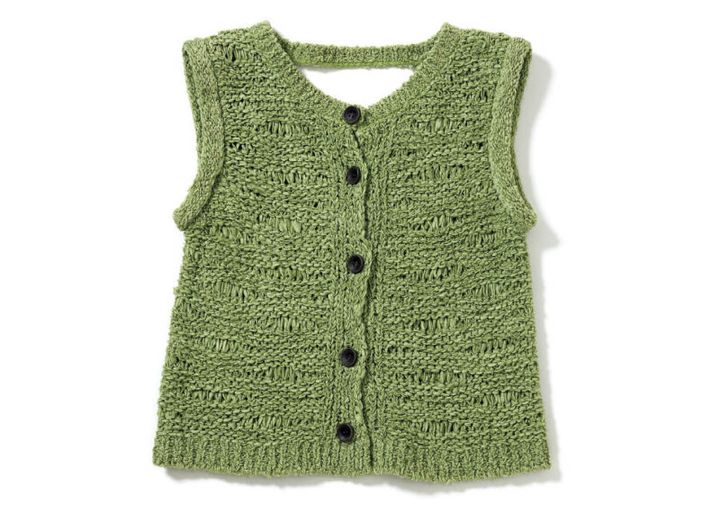 生地の表情、編み目、カラーからニュアンスが漂う一着。Ｖ字に開いたバックスタイルも美しい。￥27,500（ミュラー オブ ヨシオクボ）