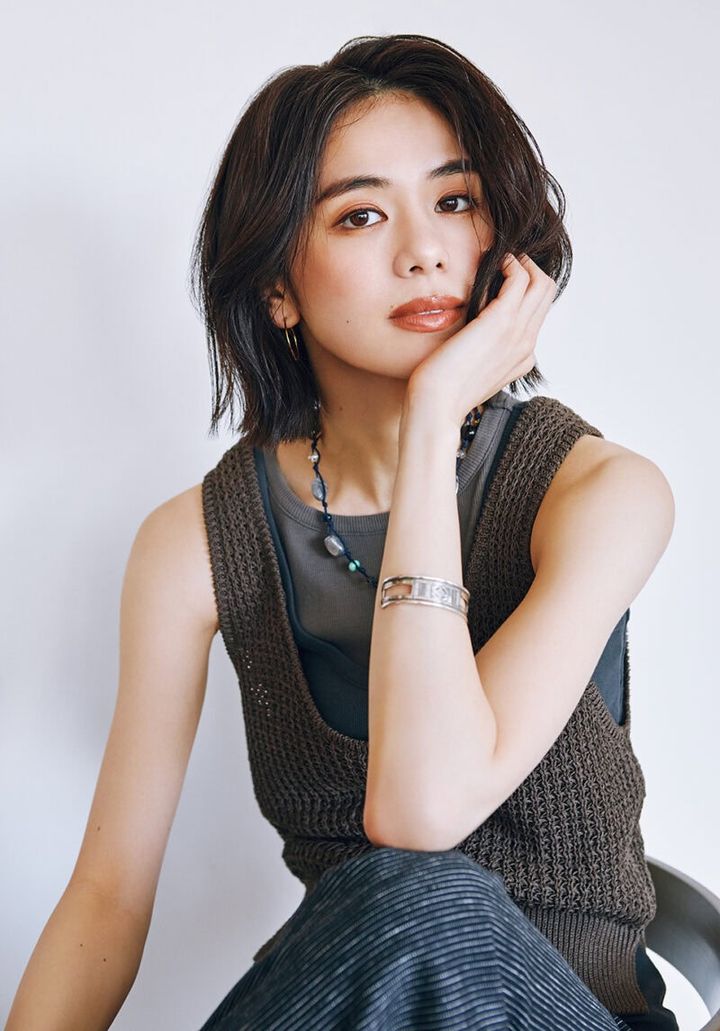 ニットベスト￥14,850（シップス／シップス インフォメーションセンター） タンクトップ￥11,000（クレドナ） パンツ￥49,500（リブ ノブヒコ／ジャーナル スタンダード 自由が丘店） ネックレス￥14,300（ヒプノタイズ／レイ ビームス 新宿） ピアス￥4,400（ビームス ボーイ／ビームス 銀座） バングル￥53,900（アダワットトゥアレグ／ザ エディット ストア）