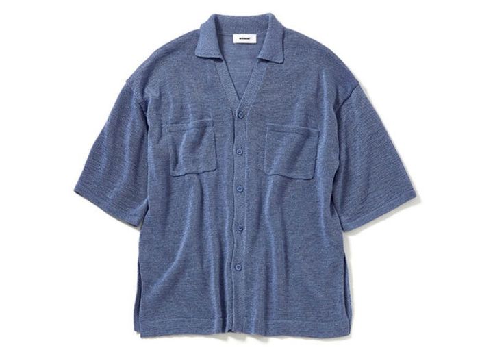 ゆったりとしたシルエットがかえって女らしさを引き立てるシャツニット。￥16,500（ミースロエ／ミースロエ ルミネ新宿1店）