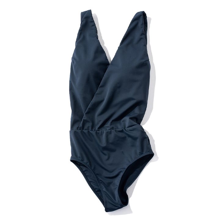 シサンディのスイムウェアは上品なデザイン