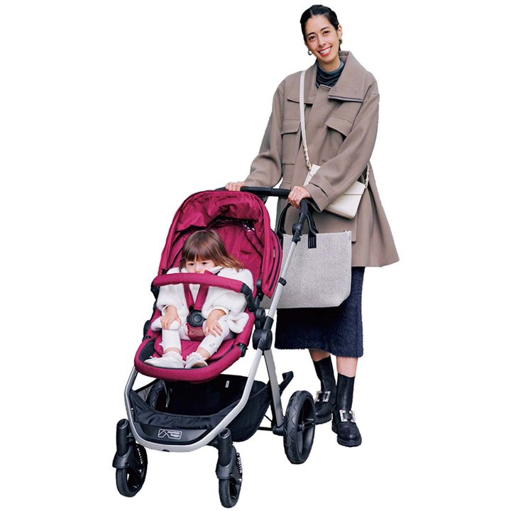 カートを押す森泉さんのファッション