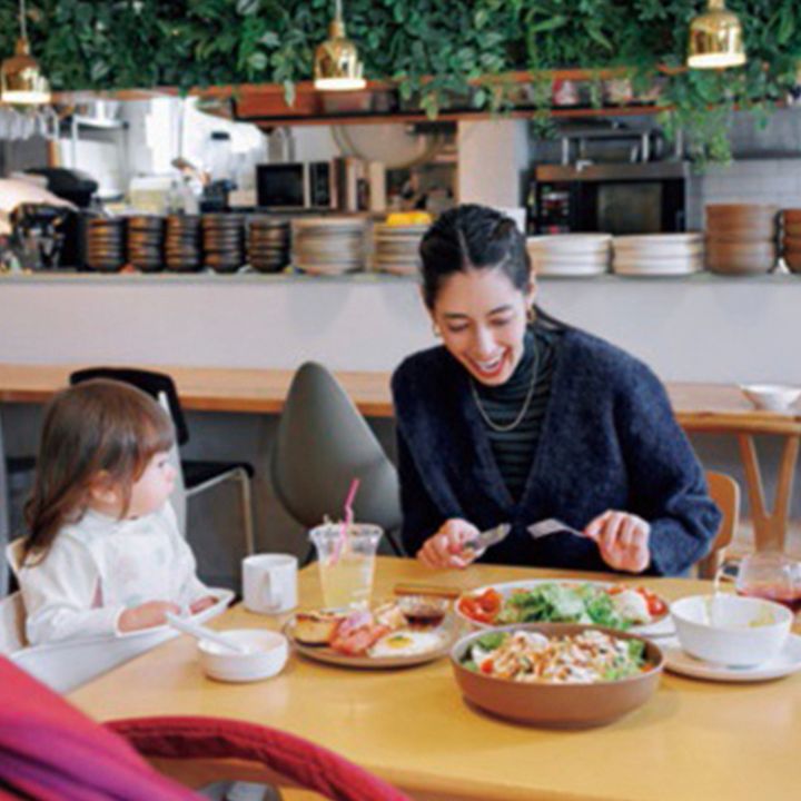 森泉さんと子どもがカジュアルフレンチ「スーホルム」でランチを食べる様子