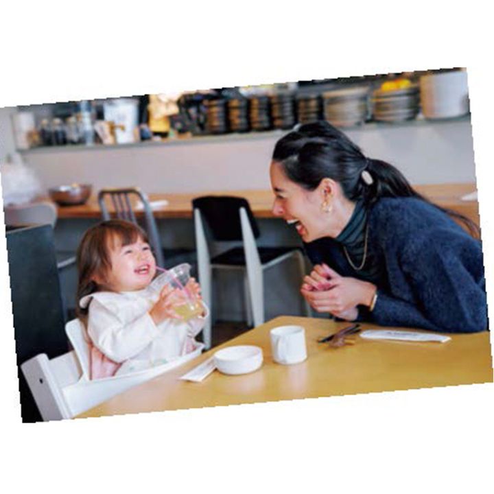 森泉さんが子どもに微笑む様子