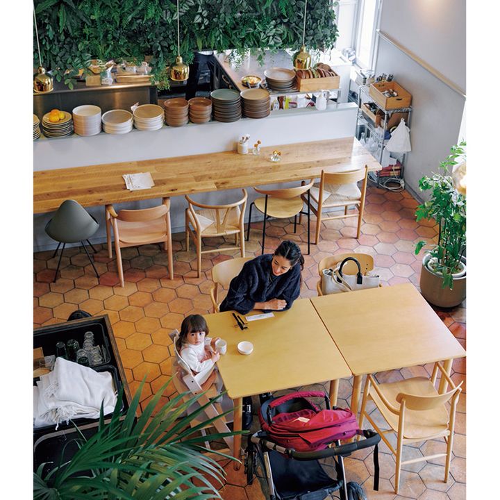 高い天井から店内を撮影 