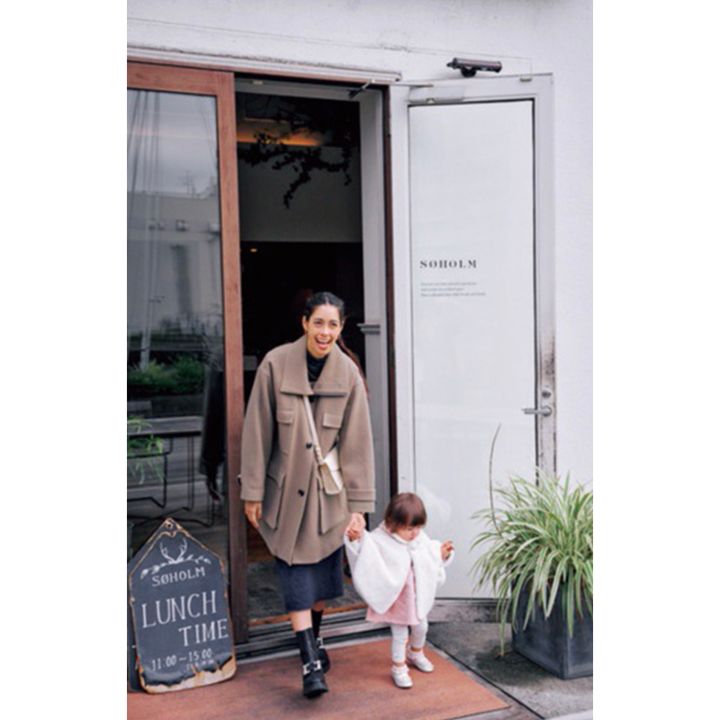 外に出る森泉さんと子ども