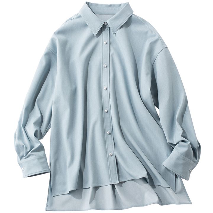 プラステのパールボタンがついたブルーのシャツ