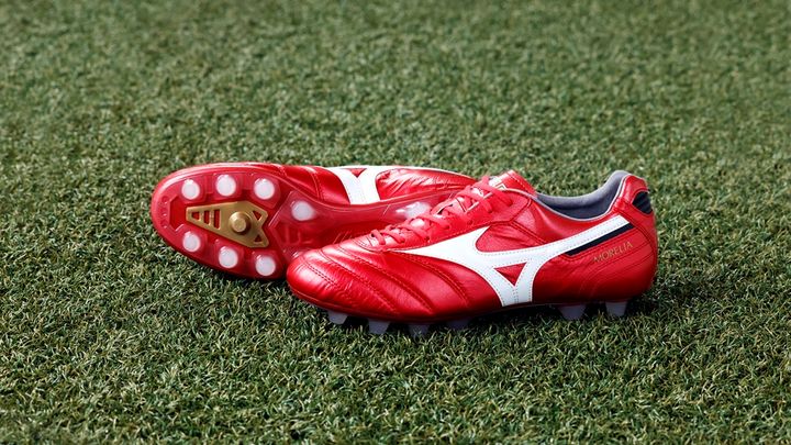 ミズノ、40周年の伝説的サッカースパイクを5年ぶりにアップデート！“ルビー”な新作コレクションも発表