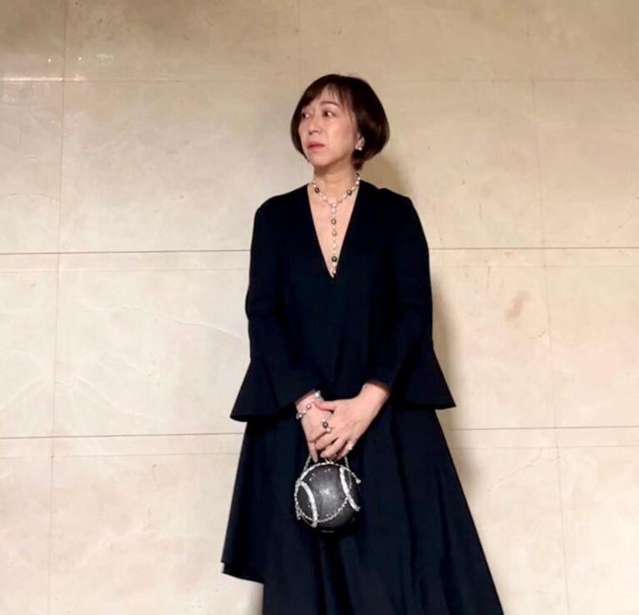 ワンピース：ミラ ショーン バイ チカ キサダ、バッグ：BAUM UND PFERDGARTEN、靴：Maison Margiela