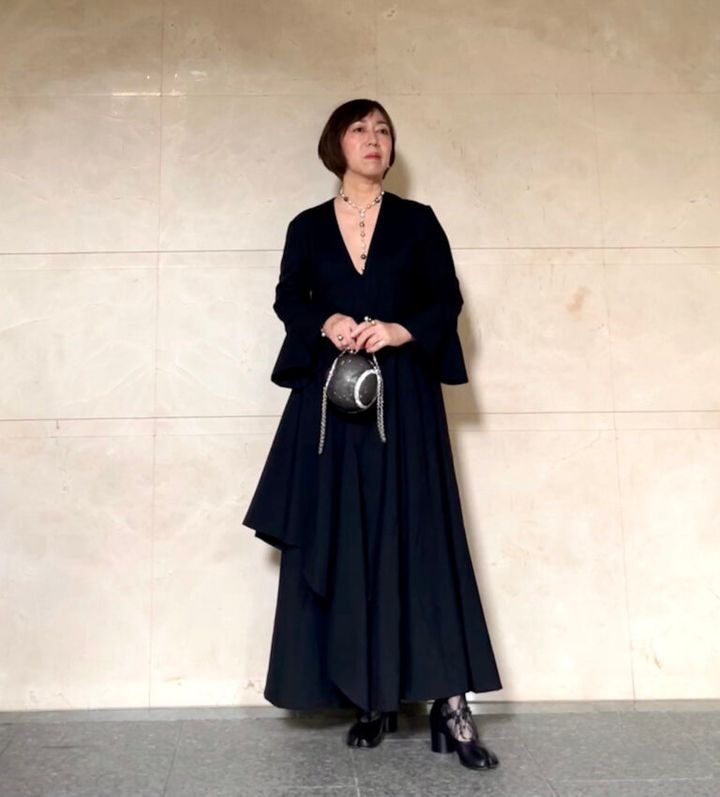 ワンピース：ミラ ショーン バイ チカ キサダ、バッグ：BAUM UND PFERDGARTEN、靴：Maison Margiela