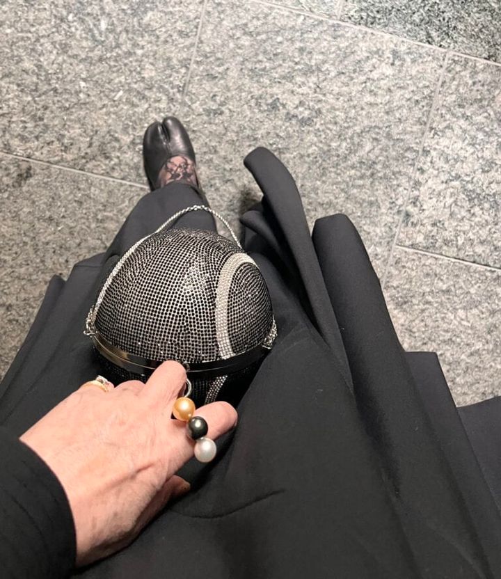 バッグ：BAUM UND PFERDGARTEN、靴：Maison Margiela