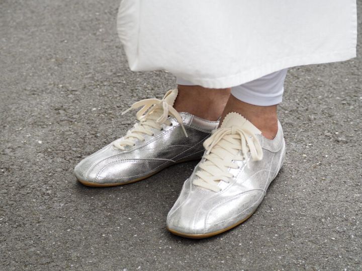 シルバーのシューズ