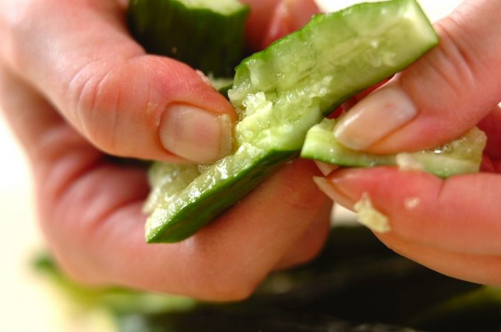 キュウリのゆかり和えの下準備1