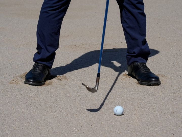 飛ばしすぎちゃう人は要チェック！バンカーの距離感をよくするコツはヒザにあり