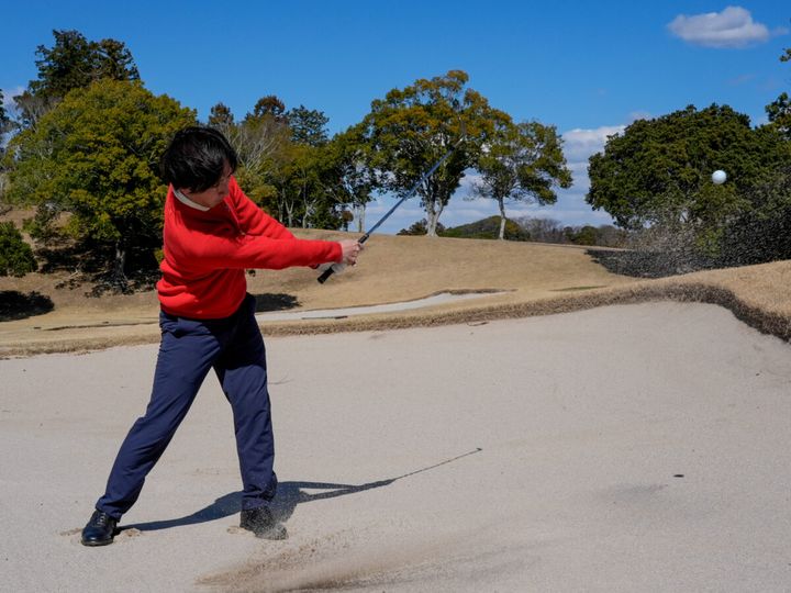 飛ばしすぎちゃう人は要チェック！バンカーの距離感をよくするコツはヒザにあり