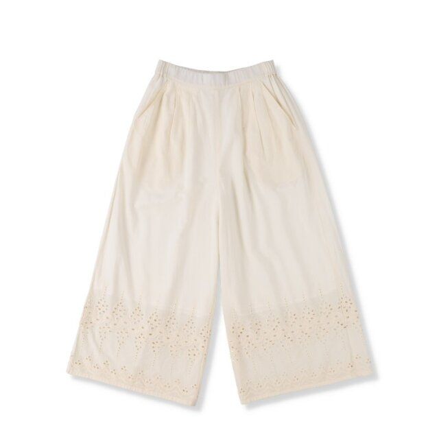 しまむらの刺繍入りワイドパンツ