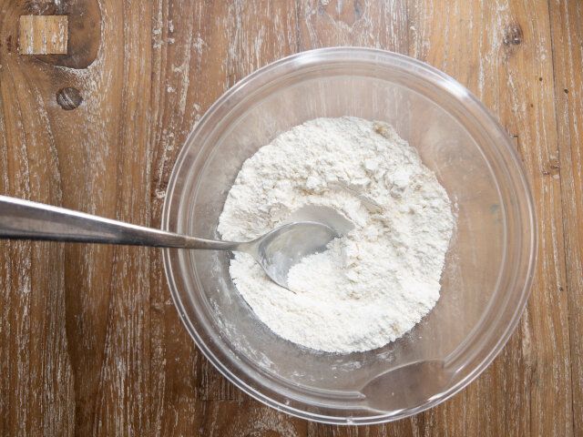 ホットケーキミックスと粉チーズをボウルに入れて、混ぜ合わせておきます。