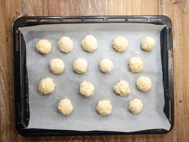 生地を16等分にして丸め、オーブンシートを敷いた天板に並べる。