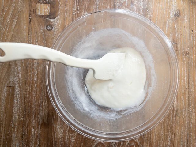 ②が熱いうちに、切り餅と牛乳がよく混ざり合うよう、練り混ぜ混ぜます。