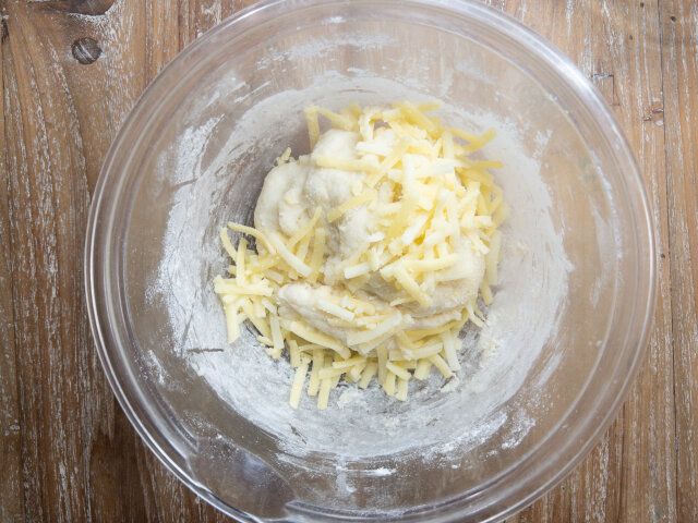 ③に、①のホットケーキミックスと粉チーズを合わせたものを加えて混ぜ合わせ、全体が馴染んだらシュレッドチーズを加える。