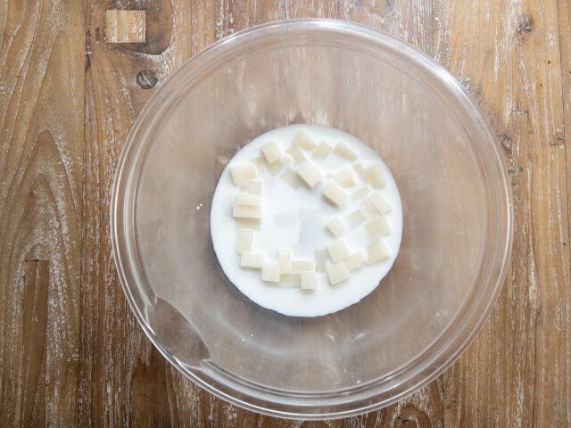 切り餅を5㎜角にカットして大きめのボウルに入れ、牛乳を注いでふんわりラップをかけて、600wのレンジで2分加熱します。