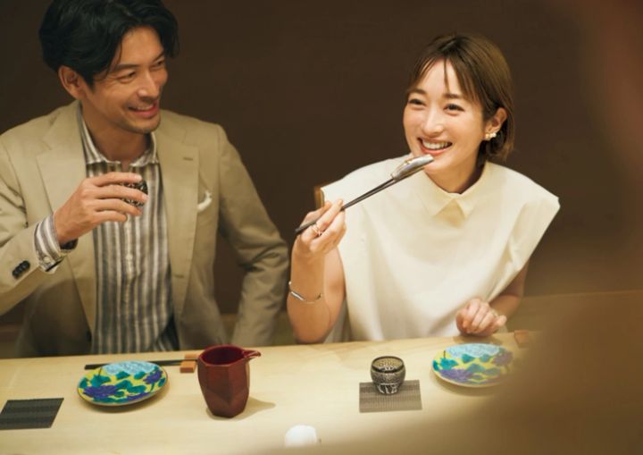 端正なホワイトのセットアップで大人っぽく、洗練された女性に