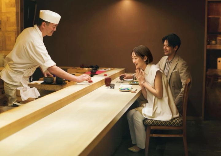 端正なホワイトのセットアップで大人っぽく、洗練された女性に