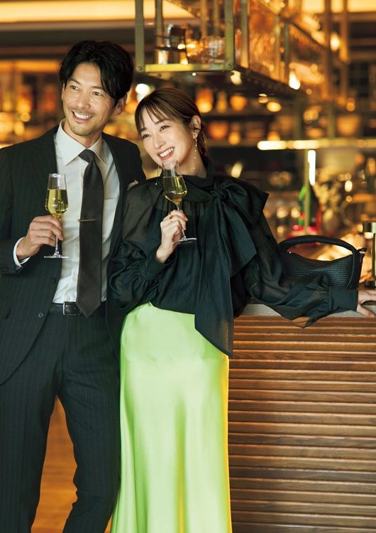 大胆に透けるモードな黒ブラウスもボウタイリボンでほんのり甘く