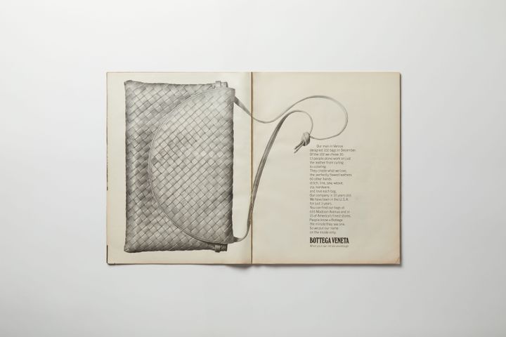 『VOGUE』1975年3月号に掲載された「イントレチャート」初の広告。