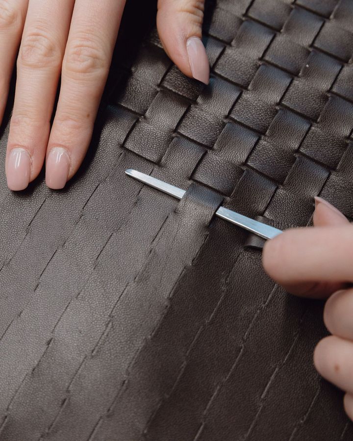 編み上げの工程は数時間、ときには数日を要する。