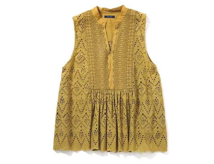 まるでアートピースのようなレース×刺繍が目を引く。￥28,050（ファナカ／ティースクエア プレスルーム）