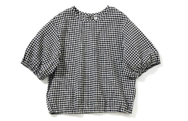 甘くなりがちなギンガムチェックブラウスもモノトーンなら大人に。￥2,990（ユニクロ）