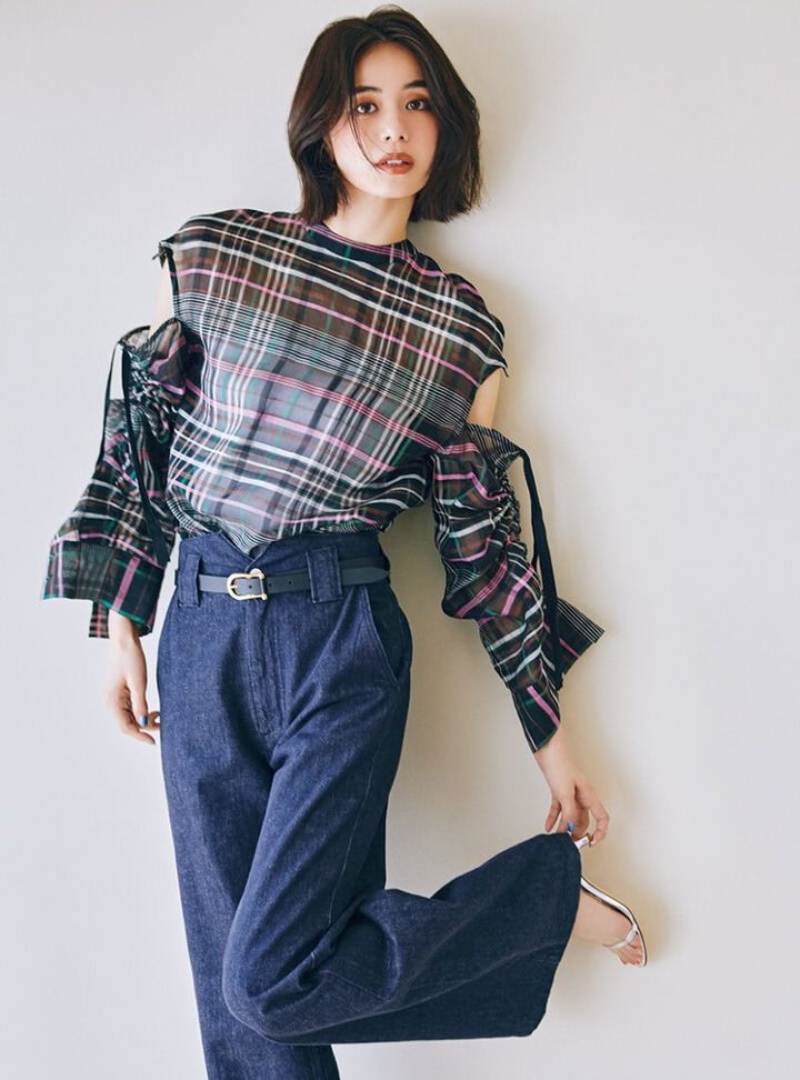 カラフルなチェック柄もシアー生地ならモードフェミニンに寄せられる。構築的なフォルムのブラウスは、真面目なデザインのデニム合わせがちょうどいい。ブラウス￥69,300（ペレック／ショールームリンクス） デニム￥26,400（パセリ／パル） ベルト￥13,200（レフィエ／フラッパーズ） ピアス￥28,600（ブランイリス／ブランイリス トーキョー）サンダル￥64,900（ネブローニ）