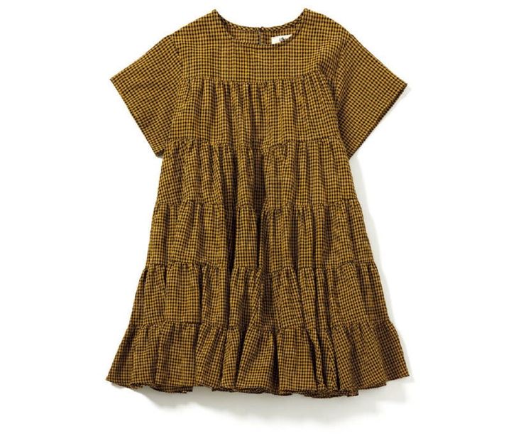 マスタード×ブラックのシックなギンガムチェック。ティアード仕様、チュニック丈でさらりと纏うだけで着映える。¥33,000（ウーア）