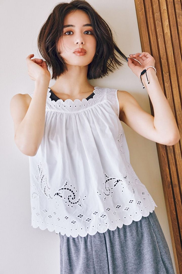 インにブラウンのタンクトップを仕込んで甘さ控えめに。グレーのパンツでモダン化。ブラウス￥37,400（デ･プレ） 中に着たタンクトップ￥8,580（ティッカ） パンツ￥33,000（テラ／ティースクエア プレスルーム） ブレスレット￥16,500（ニナ・エ・ジュール／ショールーム ロイト）