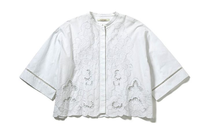 花柄のような美しいカットワークレースをたっぷりと♡ 袖口のはしごレースも愛らしい。￥30,800（ヌキテパ／パサンド バイ ヌキテパ）