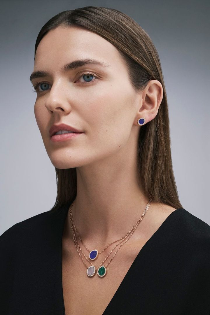 上から時計回りに「アンティフェール・クロマティック」ペンダント（PG×ダイヤモンド×ラピスラズリ）￥694,100 （PG×ダイヤモンド×マザーオブパール）￥634,700 （PG×ダイヤモンド×マラカイト）￥664,400 シングルピアス（PG×ダイヤモンド×ラピスラズリ）￥350,900