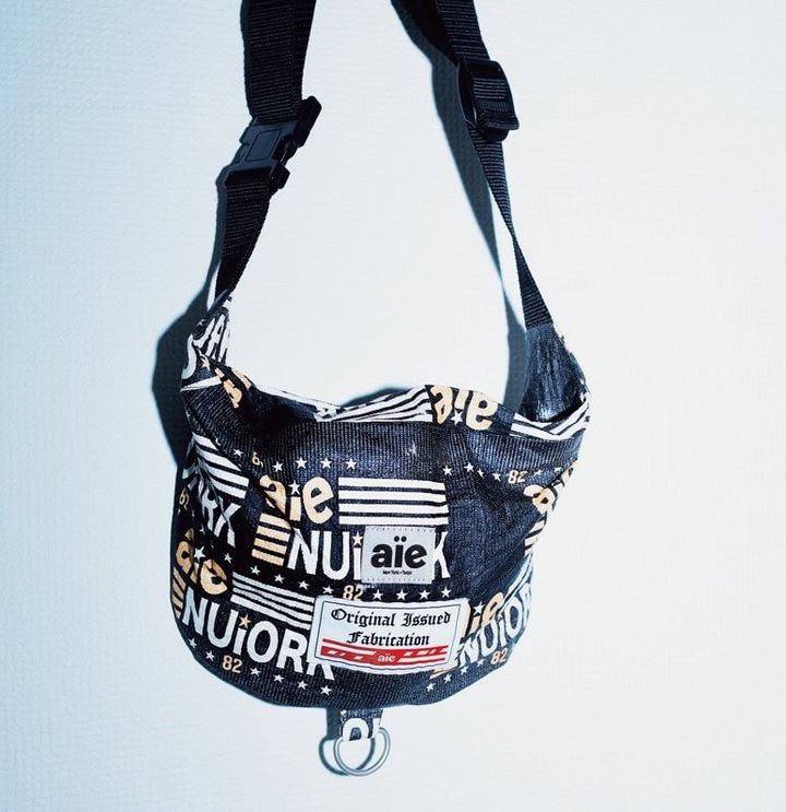 エーアイイーのウエストバッグ