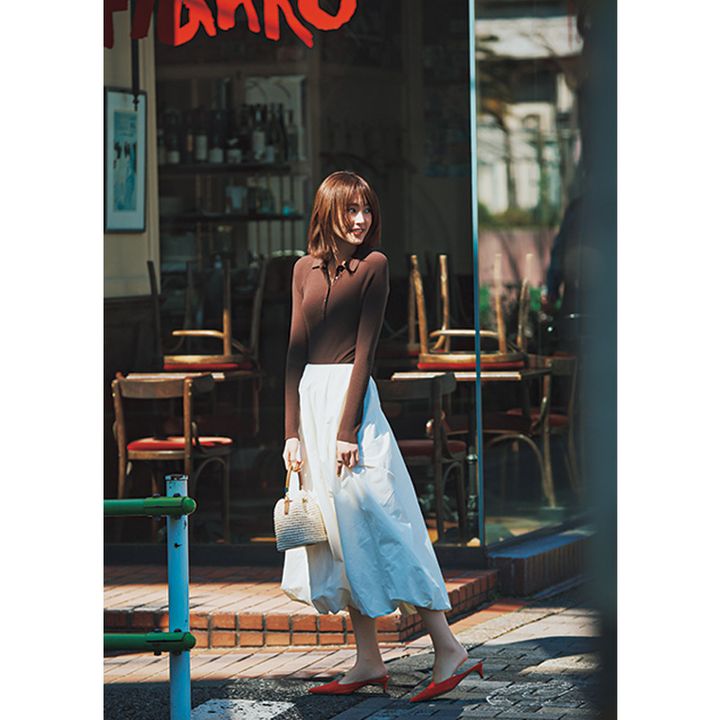 シンプルコーデには足元に華やかカラーのヒール投入で簡単洒落見え