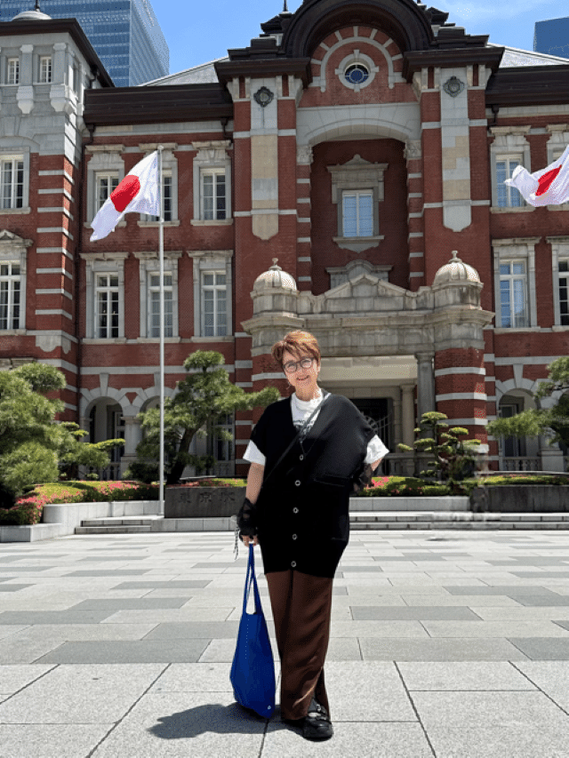 ベスト／リムアーク、パンツ／エトレトウキョウ、Ｔシャツ／シーイン、サンダル／マナクラフトシューズ