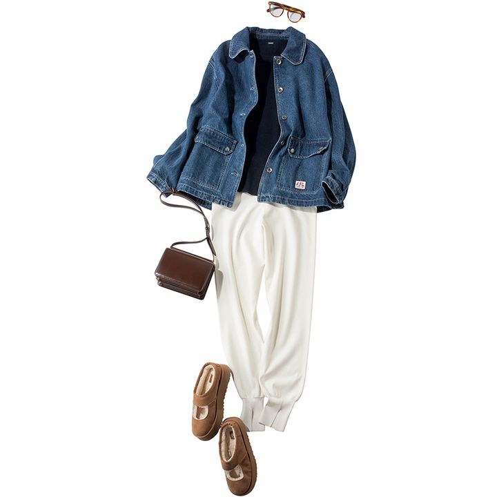 白スウェットパンツの足元はブラウンシューズで大人っぽく