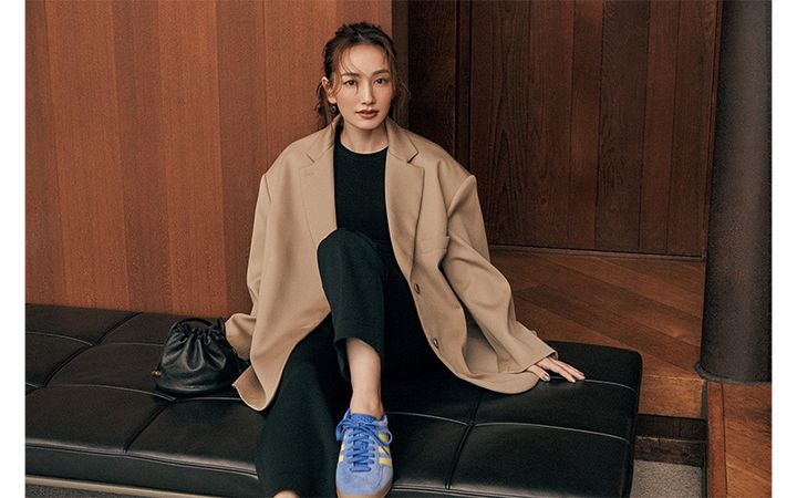 モノトーンコーデにも好相性なブラウンカラー