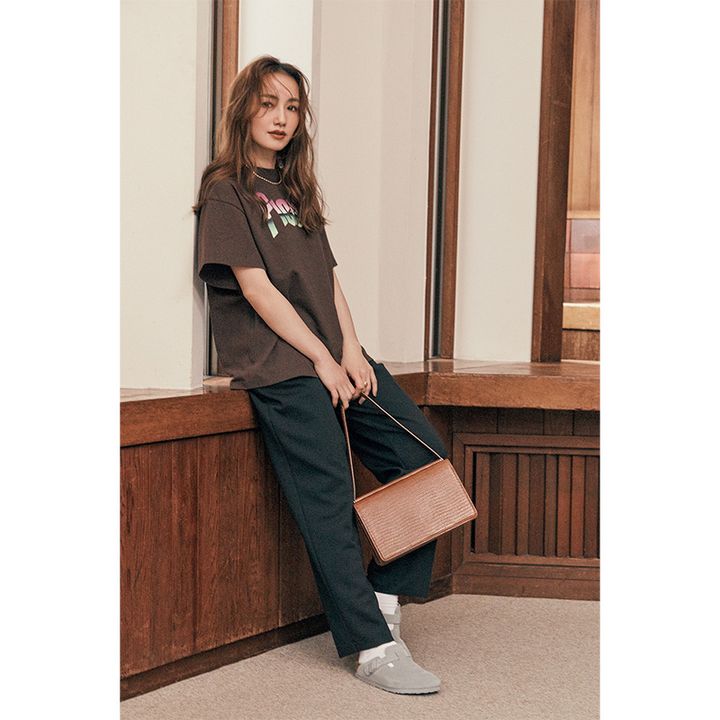 ブラウンTシャツは大人っぽく着こなせるアイテム