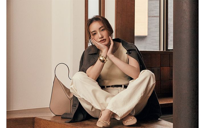 柔らかなオフ白トーンにブラウン合わせで統一感あるオシャレに