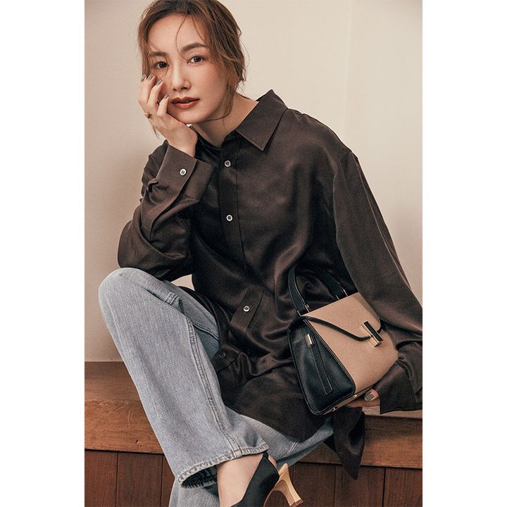 サテンの艶めきと柔らかさに濃いブラウンのこっくりした色味が相性抜群